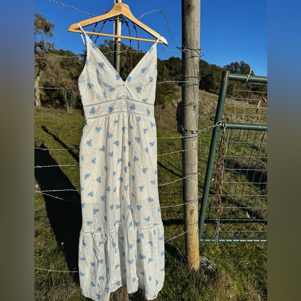 White eyelet country dress with blue flowers. Size large